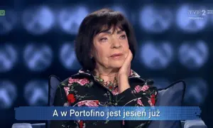 Sława Przybylska w czarnej bluzce w kwiaty, oparta o dłoń, z napisem "A w Portofino jest jesień już".