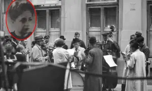 Kobieta w okręgu, zespół grający na ulicy. Muzycy z instrumentami, jakby po pracy, jak siekiera motyka, w tle budynek.