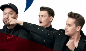 Trzech mężczyzn w czarnych strojach, jeden w czapce z daszkiem, przygotowuje się do męskiego grania. Orkiestra czeka na początek.