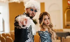 Para z epoki, on w peruce i okularach, ona w błękitnej sukni. Ich styl to akcent mandacik tekst.