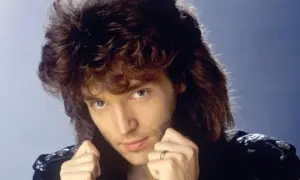 Richard Marx z burzą włosów i w skórzanej kurtce, jakby śpiewał "Right Here Waiting".