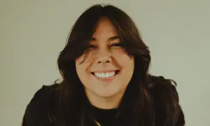 Uśmiechnięta Gigi Perez, jakby śpiewała "Sailor Song". Tekst piosenki w jej oczach.
