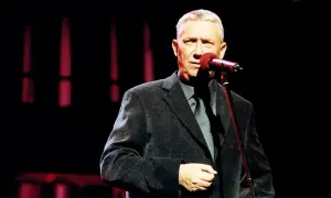 Wojciech Młynarski śpiewa "Nie ma jak u mamy" na scenie.