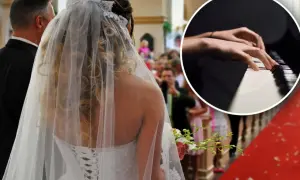 Ślubna suknia i welon w kościele, w tle goście. W okręgu dłonie grające na pianinie. Religijne schowaj mnie tekst.