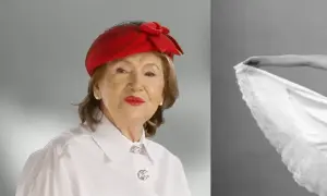 Halina Frąckowiak w czerwonym kapeluszu, jak z tekstu piosenki "Papierowy księżyc", z dłonią trzymającą koronkową halkę.