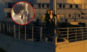 Jack i Rose na dziobie Titanica, w tle wokalistka nagrywająca piosenkę.