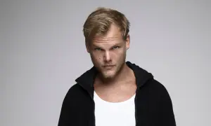 Avicii, zamyślony, w czarnej bluzie i białej koszulce. Może to właśnie on śpiewa "Wake Me Up"?