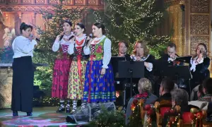Wokalistki w strojach ludowych wykonują znane pastorałki, akompaniuje im zespół muzyczny.