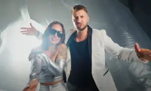 Ona jest ze snu, w srebrnym stroju, obok rapera w białej marynarce.