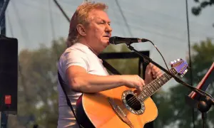 Janusz Laskowski śpiewa i gra na gitarze podczas kolorowych jarmarków.