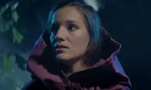 Mroczna noc, tajemnicza postać w fioletowym płaszczu, jakby z tekstu "Marcin Przybyłowicz Wilcza Zamieć".