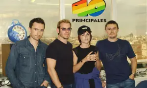 The Cranberries, marząc o sukcesie, pozują przed logo 40 Principales.