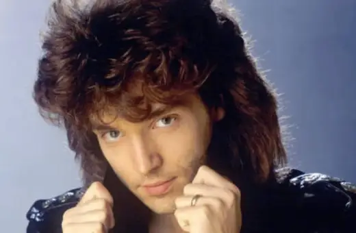 Richard Marx z burzą włosów i w skórzanej kurtce, jakby śpiewał "Right Here Waiting".
