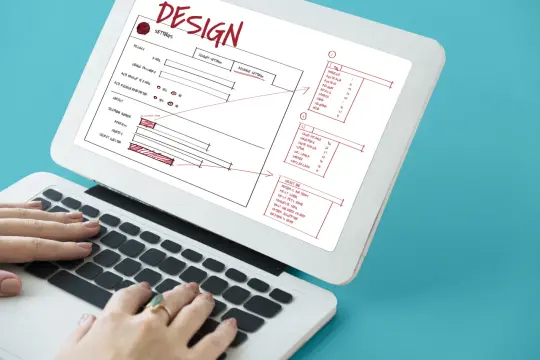 Bunt przeciwko siatce. Jak asymetryczny design ożywia nasze cyfrowe doświadczenia?