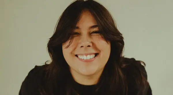 Uśmiechnięta Gigi Perez, jakby śpiewała "Sailor Song". Tekst piosenki w jej oczach.