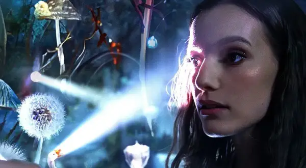 Dziewczyna w magicznym lesie, gdzie świecące dmuchawce i grzyby tworzą scenerię. Kleks, witajcie w naszej bajce 2023!