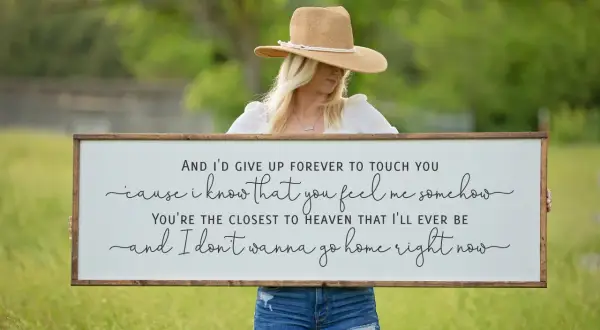 Tablica z tekstem piosenki "Iris" Goo Goo Dolls: "And I'd give up forever to touch you 'cause I know that you feel me somehow. You're the closest to heaven that I'll ever be and I don't wanna go home right now.