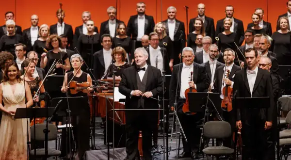 Orkiestra i chór przygotowują się do wykonania oper Stanisława Moniuszki.