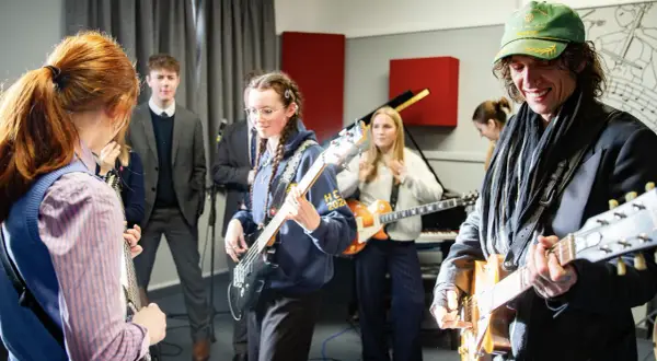 While My Guitar Gently Weeps: Eric Clapton i kulisy legendarnej solówki