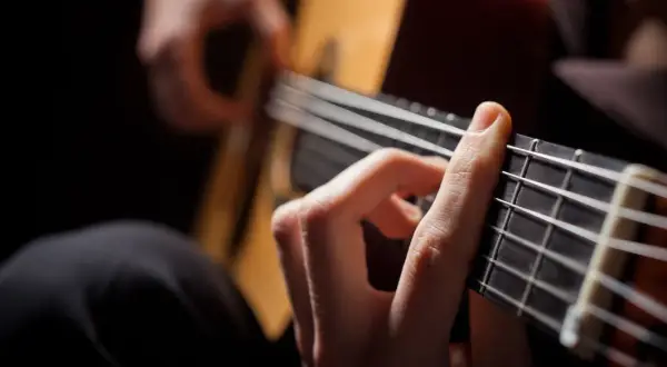 Ile trwa nauka gry na gitarze elektrycznej? Realne ramy czasowe