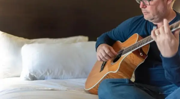 Gdzie ta keja na gitarze? Zagraj kultową szantę krok po kroku!