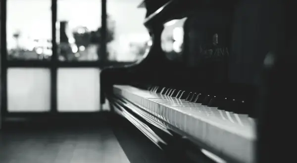 Transport pianina: Jak bezpiecznie przenieść i zabezpieczyć?