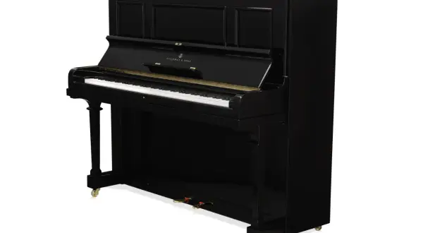 Czarny fortepian pionowy Steinway & Sons. Różnica między pianinem a fortepianem jest widoczna w budowie i rozmiarze.
