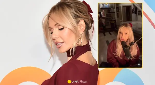 Dżaga w bordowej sukience z kokardką we włosach i wideo z nią przy mikrofonie.