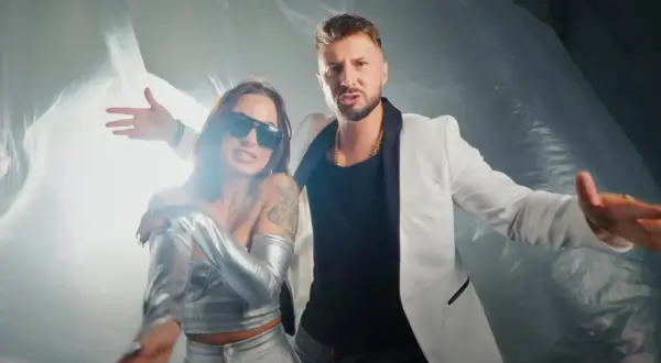 Ona jest ze snu, w srebrnym stroju, obok rapera w białej marynarce.