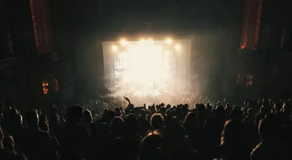 Tłum na koncercie, światła sceny rozświetlają mgłę. W sercu tego wszystkiego, jak w tekście "Someone Like You" Adele, czuć emocje.