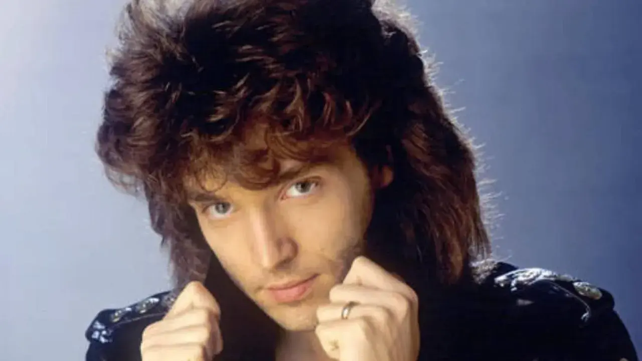Richard Marx z burzą włosów i w skórzanej kurtce, jakby śpiewał "Right Here Waiting".