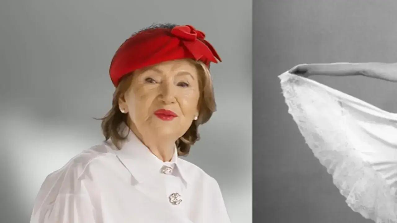 Halina Frąckowiak w czerwonym kapeluszu, jak z tekstu piosenki "Papierowy księżyc", z dłonią trzymającą koronkową halkę.