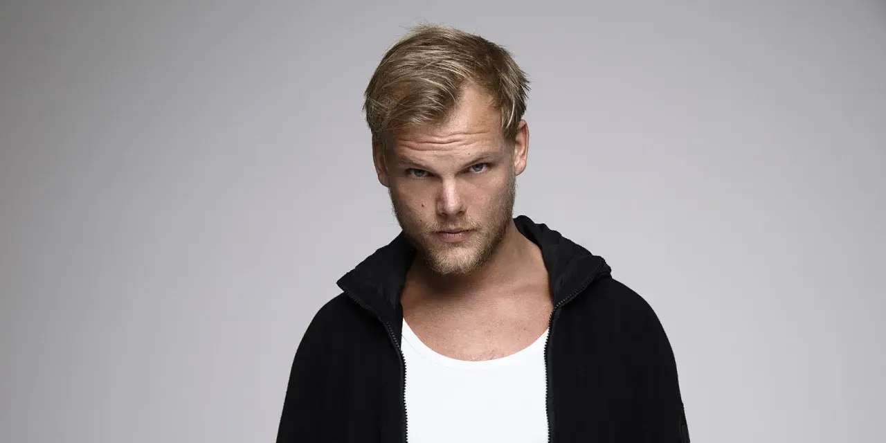 Avicii, zamyślony, w czarnej bluzie i białej koszulce. Może to właśnie on śpiewa "Wake Me Up"?