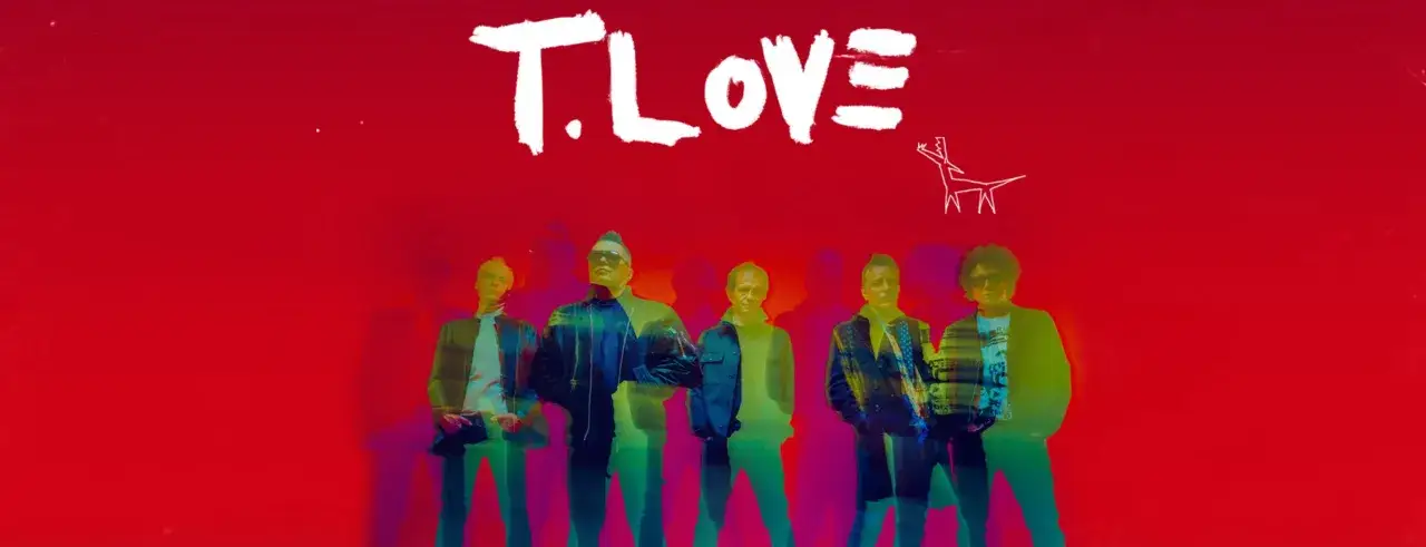 T.LOVE, zespół na czerwonym tle. W tle biały rysunek łosia.